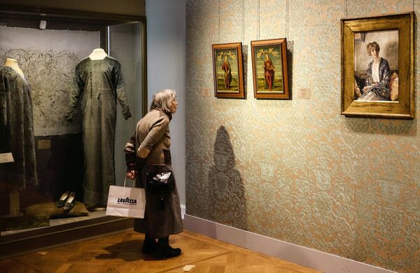 Посетительница на открытии выставки Марио Фортуни. Волшебник из Венеции. Коллекционер. Художник. Кутюрье, посвященной творчеству итальянского дизайнера Мариано Фортуни-и-Мадрасо, в Государственном Эрмитаже в Санкт-Петербурге Посетительница на открытии выставки Марио Фортуни. Волшебник из Венеции. Коллекционер. Художник. Кутюрье, посвященной творчеству итальянского дизайнера Мариано Фортуни-и-Мадрасо, в Государственном Эрмитаже в Санкт-Петербурге - Sputnik Азербайджан