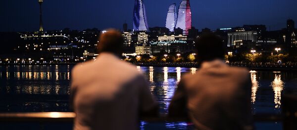 Люди на набережной в Баку, фото из архива Люди на набережной в Баку, фото из архива - Sputnik Азербайджан