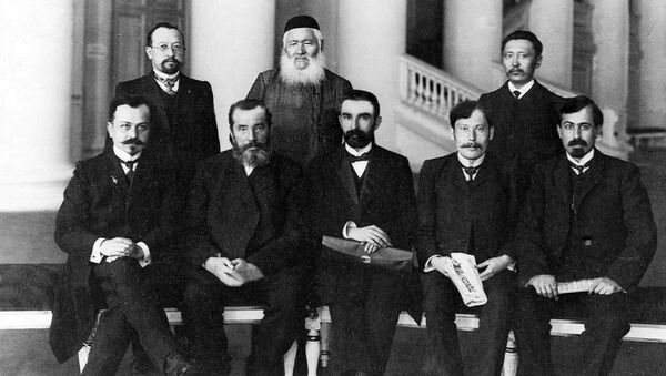 Фатали хан Хойский (сидит слева) вместе с группой депутатов Второй Государственной думы, 1907 год - Sputnik Азербайджан