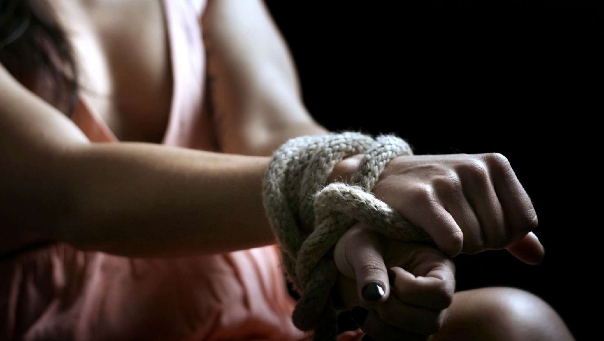 Женщина связала другую женщину. Связанные руки. Девушка со связанными руками. Руки связаны. Связанные руки девушки.