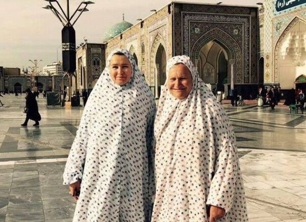 Елена Батурина на площади мавзолея Имама Резы в Мешхеде Елена Батурина на площади мавзолея Имама Резы в Мешхеде - Sputnik Азербайджан