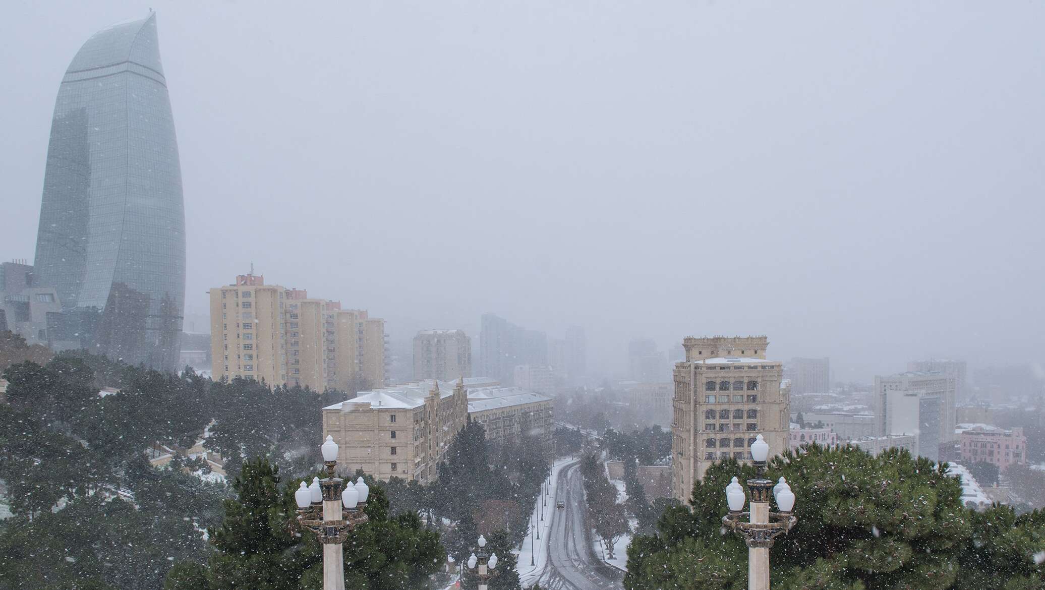 Погода в азербайджане на неделю. Зима в Баку. Баку климат. Азербайджан Баку зимой. Ветер в Баку.