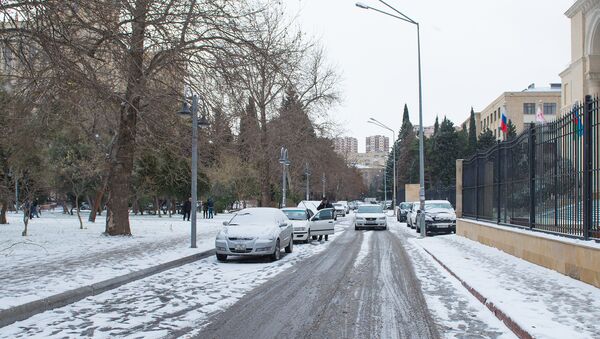 Обильный снегопад в Баку - Sputnik Azərbaycan