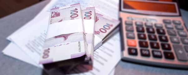Пачки азербайджанских манатов на столе Пачки азербайджанских манатов на столе - Sputnik Азербайджан