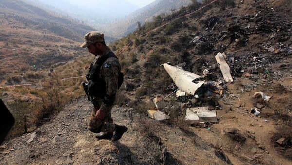 Останки самолета, потерпевшего крушение близ города Хавелиан в Пакистане - Sputnik Азербайджан
