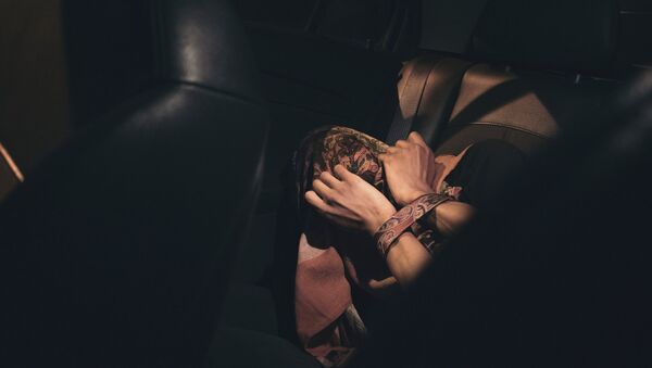 Девушка с завязанными руками в салоне автомобиля, фото из архива - Sputnik Azərbaycan