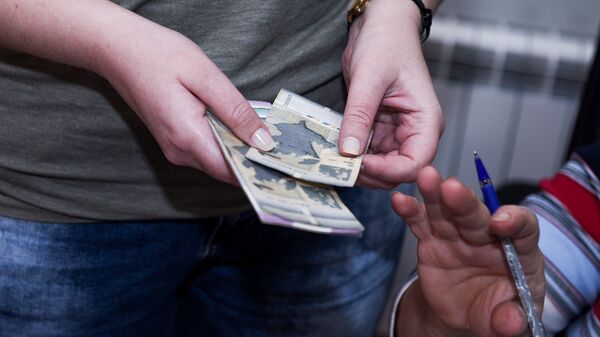 Женщина считает деньги, фото из архива - Sputnik Азербайджан