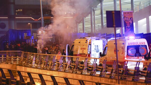 Полицейские и кареты скорой помощи на месте взрыва в центре Стамбула, 10 декабря 2016 года - Sputnik Azərbaycan