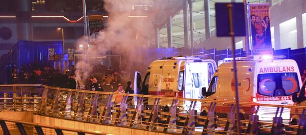 Полицейские и кареты скорой помощи на месте взрыва в центре Стамбула, 10 декабря 2016 года Полицейские и кареты скорой помощи на месте взрыва в центре Стамбула, 10 декабря 2016 года - Sputnik Азербайджан