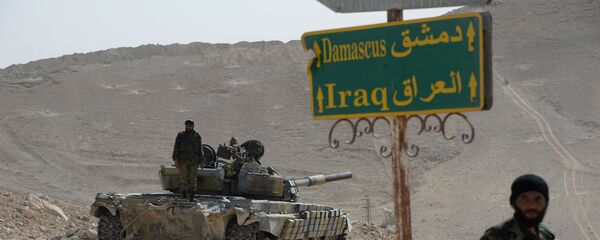 Танк Т-72 отряда народного ополчения Соколы пустыни во время передислокации в районе сирийского города Пальмира, фото из архива - Sputnik Азербайджан