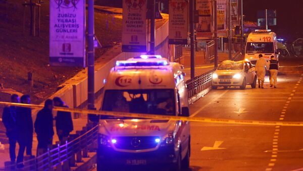 Эксперты-криминалисты проводят расследование на месте взрыва в Стамбуле, 11 декабря 2016 года - Sputnik Азербайджан