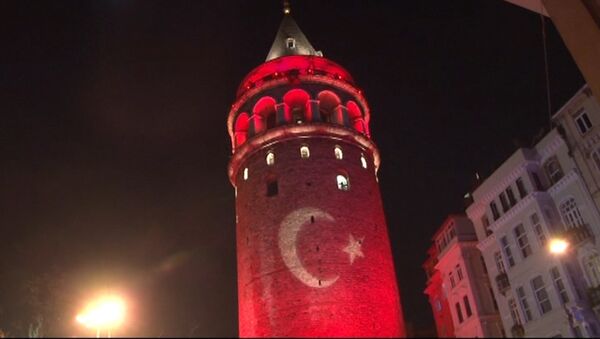Башню в Стамбуле подсветили в цвет флага Турции в память о жертвах теракта - Sputnik Азербайджан