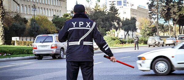 Bakıda Yol Patrul Xidmətinin əməkdaşı, arxiv şəkli - Sputnik Азербайджан