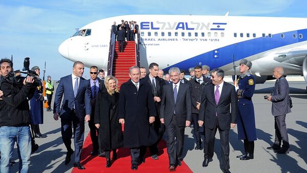 Израильского премьера Биньямина Нетаньяху и его супругу Сару Нетаньяху встретили в бакинском аэропорту вице-премьер Али Ахмедов и другие официальные лица - Sputnik Азербайджан