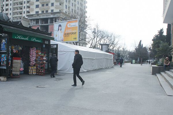 Палатки, установленные в многолюдных местах столицы, в частности, возле выходов станций метро, предназначены для обеспечения малоимущих слоев населения недорогими товарами в преддверии Нового года Палатки, установленные в многолюдных местах столицы, в частности, возле выходов станций метро, предназначены для обеспечения малоимущих слоев населения недорогими товарами в преддверии Нового года - Sputnik Азербайджан