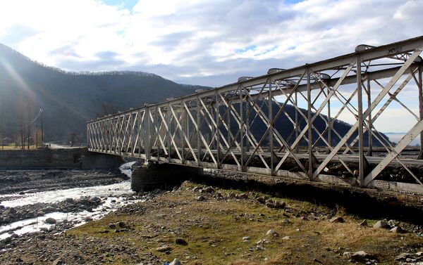 Мост был построен с целью обеспечить удобное передвижение с гор в деревни Сарыбаш и Илису - Sputnik Азербайджан