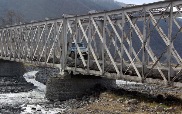 Асфальтовое покрытие моста разрушено, повсюду пробоины и ухабы, мешающие передвижению… - Sputnik Азербайджан