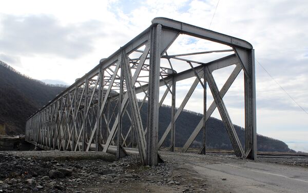 При возведении этого моста совершенно не велись сварочные работы, части крепились исключительно с помощью болтов - Sputnik Азербайджан