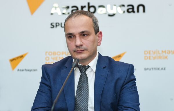 Экономист Самир Алиев в ходе круглого стола на тему Экономические проблемы и пути их решения в уходящем году - Sputnik Азербайджан