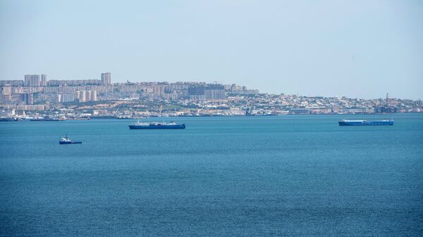 Корабли в акватории Бакинской бухты в Каспийском море на фоне столицы Азербайджана, фото из архива - Sputnik Azərbaycan