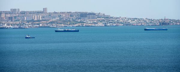 Корабли в акватории Бакинской бухты в Каспийском море на фоне столицы Азербайджана, фото из архива Корабли в акватории Бакинской бухты в Каспийском море на фоне столицы Азербайджана, фото из архива - Sputnik Азербайджан