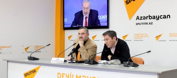 Руководитель Общественного объединения гуманитарной поддержки Хаят Азер Аллахверанов и политолог Ильгар Велизаде в ходе видеомоста Москва – Баку – Астана – Кишинев – Минск – Тбилиси на тему Миграционная политика на постсоветском пространстве - Sputnik Азербайджан