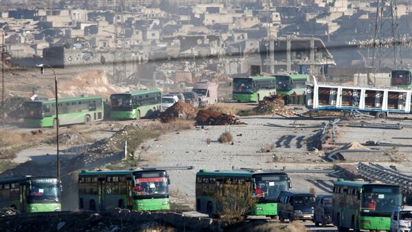 Автобусы с эвакуированными из восточного Алеппо боевиками и их семьями, 15 декабря 2016 года - Sputnik Азербайджан