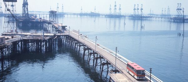 Вид на Морской промысел нефтеперерабатывающего управления Вид на Морской промысел нефтеперерабатывающего управления - Sputnik Азербайджан