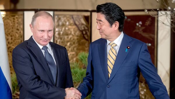 Rusiya prezidenti Vladimir Putin, yaponiyalı həmkarı Şinzo Abe ilə - Sputnik Azərbaycan