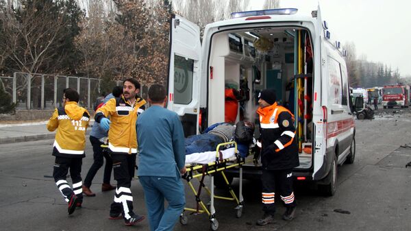 Медицинский персонал оказывает помощь раненным на месте взрыва в турецком городе Кайсери, 17 декабря 2016 года - Sputnik Azərbaycan