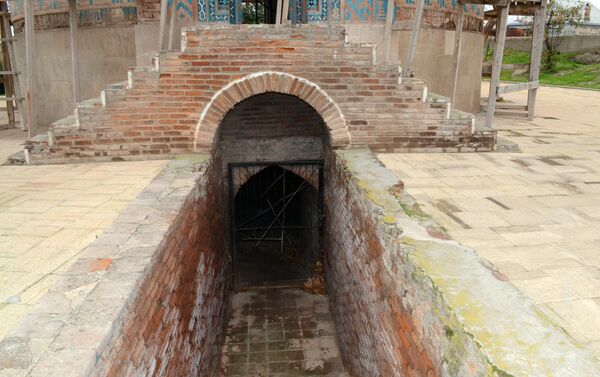 Зарешеченный вход в подземную часть памятника - Sputnik Азербайджан