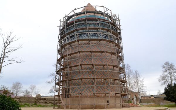 Общий вид памятника, над которым работают специалисты по реконструкции - Sputnik Азербайджан