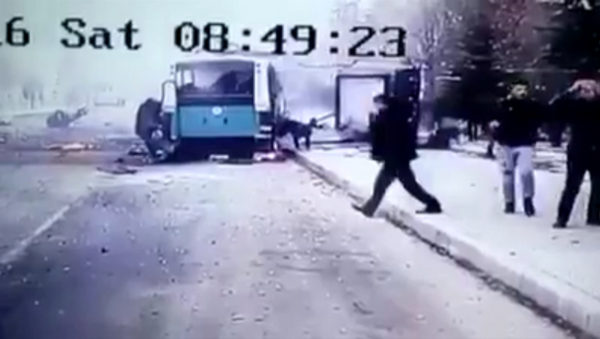 Момент взрыва заминированной машины возле автобуса с военными в турецком Кайсери - Sputnik Азербайджан