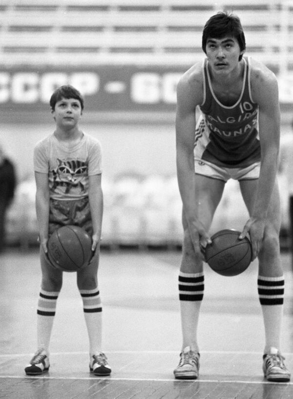 Баскетболист Арвидас Сабонис на тренировке с братом Андрюсом - Sputnik Азербайджан