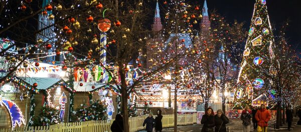 Горожане на Красной площади в Москве, фото из архива Горожане на Красной площади в Москве, фото из архива - Sputnik Азербайджан