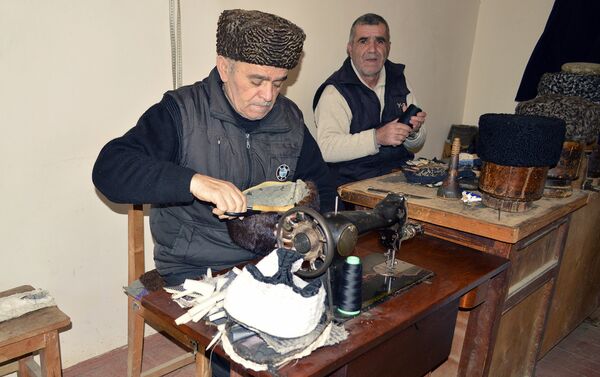Мастер научил этому ремеслу и своего брата Захида, и теперь они работают вместе - Sputnik Азербайджан