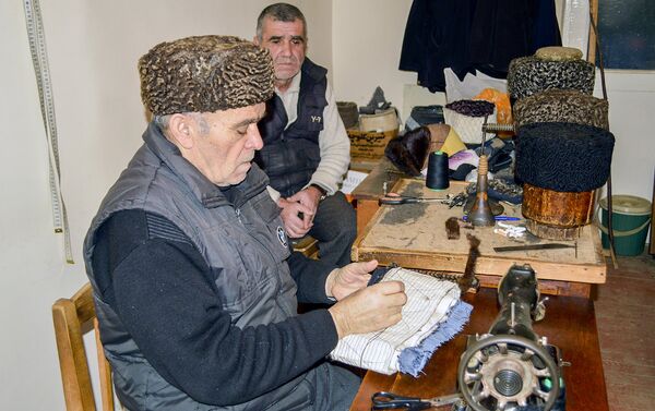 Мастер Ягуб из поселка Борадигах Масаллинского района занимается этим ремеслом почти полвека - Sputnik Азербайджан