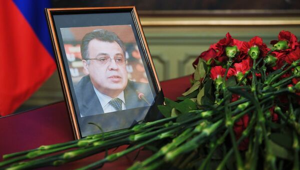 Цветы у портрета посла России в Турции Андрея Карлова в здании министерства иностранных дел РФ - Sputnik Azərbaycan
