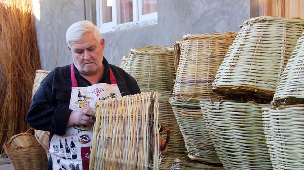 Мастер по плетению корзин Вилайет Гурбанов - Sputnik Азербайджан