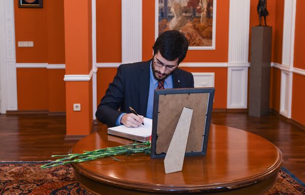 В российском посольстве в Баку принимают соболезнования по убитому в Турции послу Андрею Карлову - Sputnik Азербайджан