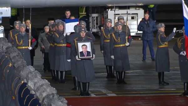 В Москве встретили самолет с телом посла России в Турции Андрея Карлова - Sputnik Азербайджан