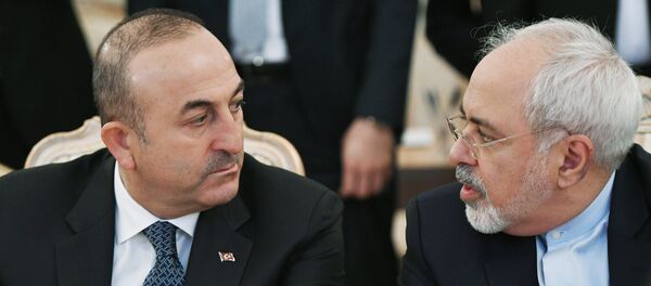 Министр иностранных дел Турции Мевлют Чавушоглу (слева) и министр иностранных дел Ирана Мухаммад Джавад Зариф - Sputnik Азербайджан