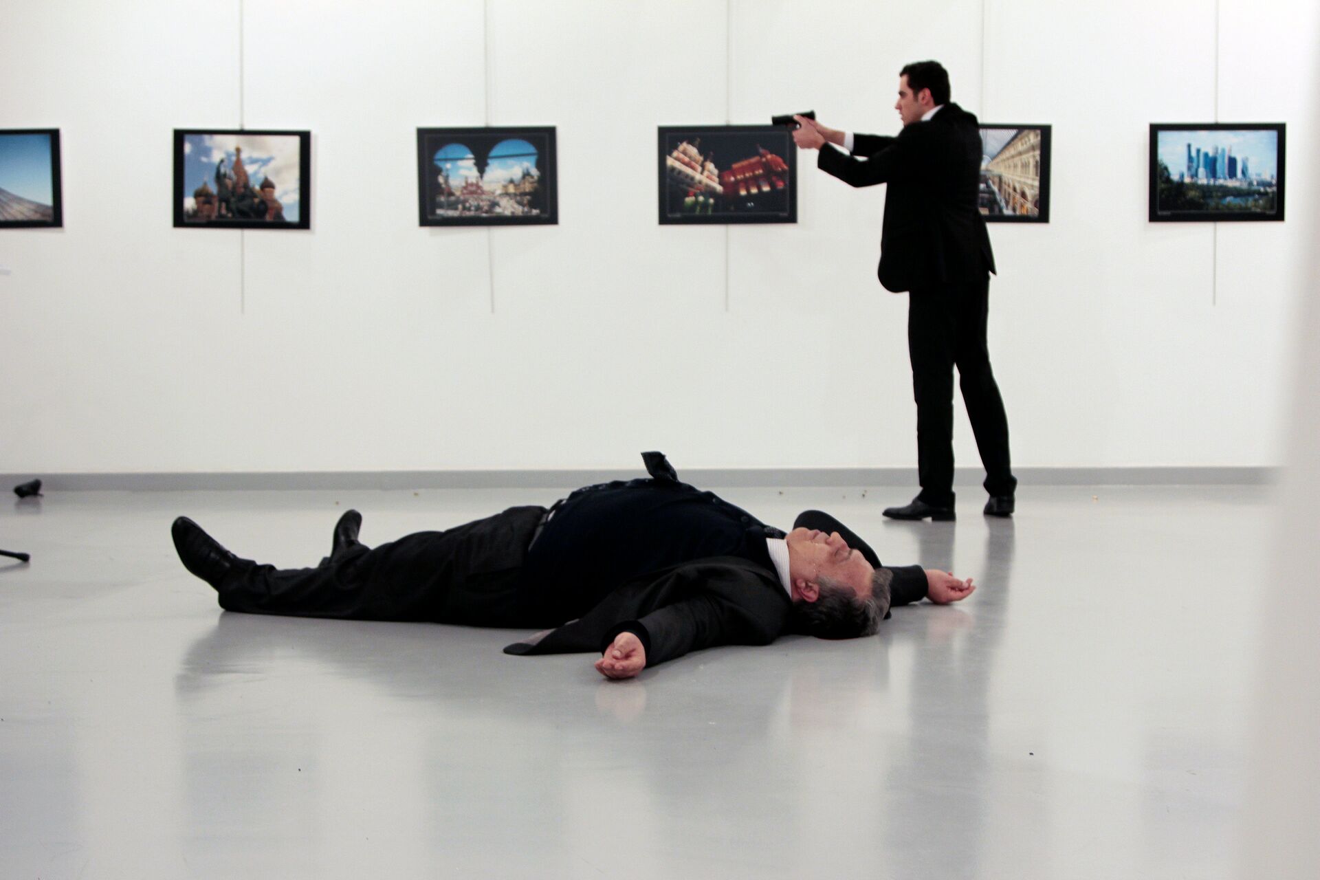 Вооруженный мужчина, застреливший посла РФ в Турции Андрея Карлова - Sputnik Azərbaycan, 1920, 19.12.2021