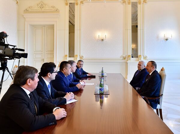 Президент Ильхам Алиев принял председателей парламентов Турции, Казахстана и Кыргызстана Президент Ильхам Алиев принял председателей парламентов Турции, Казахстана и Кыргызстана - Sputnik Азербайджан