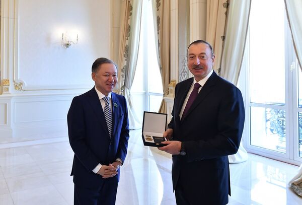 Президент Азербайджана Ильхам Алиев и председатель Мажилиса Парламента Республики Казахстан Нурлан Нигматулин Президент Азербайджана Ильхам Алиев и председатель Мажилиса Парламента Республики Казахстан Нурлан Нигматулин - Sputnik Азербайджан