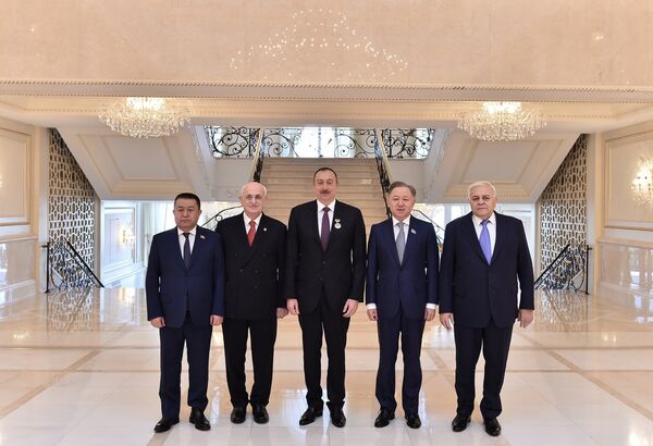Слева направо: спикер Жогорку Кенеша Кыргызстана Чыныбай Турсунбеков, спикер Великого национального собрания Турции Исмаил Кахраман, президент Азербайджана Ильхам Алиев, председатель Мажилиса Парламента Республики Казахстан Нурлан Нигматулин и спикер Милли Меджлиса Азербайджана Огтай Асадов Слева направо: спикер Жогорку Кенеша Кыргызстана Чыныбай Турсунбеков, спикер Великого национального собрания Турции Исмаил Кахраман, президент Азербайджана Ильхам Алиев, председатель Мажилиса Парламента Республики Казахстан Нурлан Нигматулин и спикер Милли Меджлиса Азербайджана Огтай Асадов - Sputnik Азербайджан