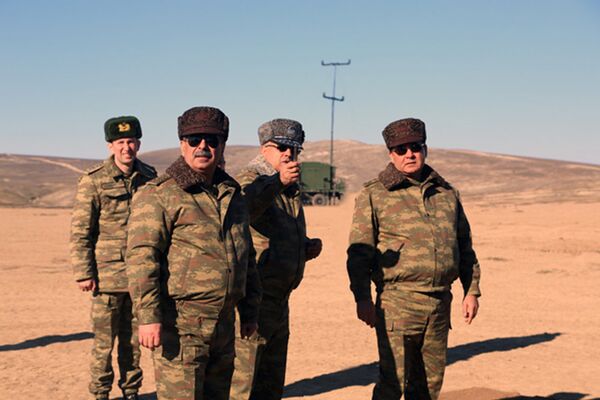 Министр обороны АР Закир Гасанов (второй слева) с высшим офицерским составом N-ской военной части ВС Азербайджана - Sputnik Азербайджан