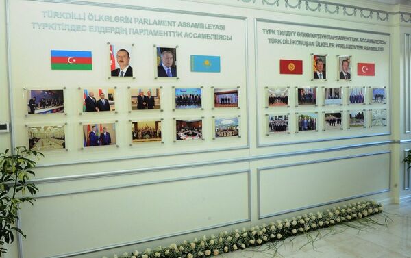 Фотостенд в фойе здания ТюркПА в Баку - Sputnik Азербайджан