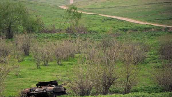 Подбитый армянский танк на оккупированных территориях Азербайджана, фото из архива - Sputnik Азербайджан
