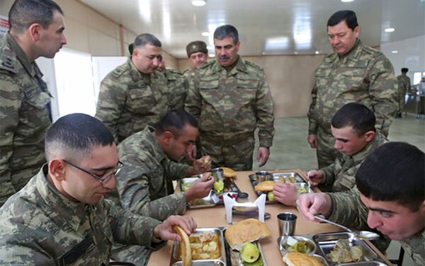 Руководство Минобороны за обедом вместе с военнослужащими - Sputnik Азербайджан